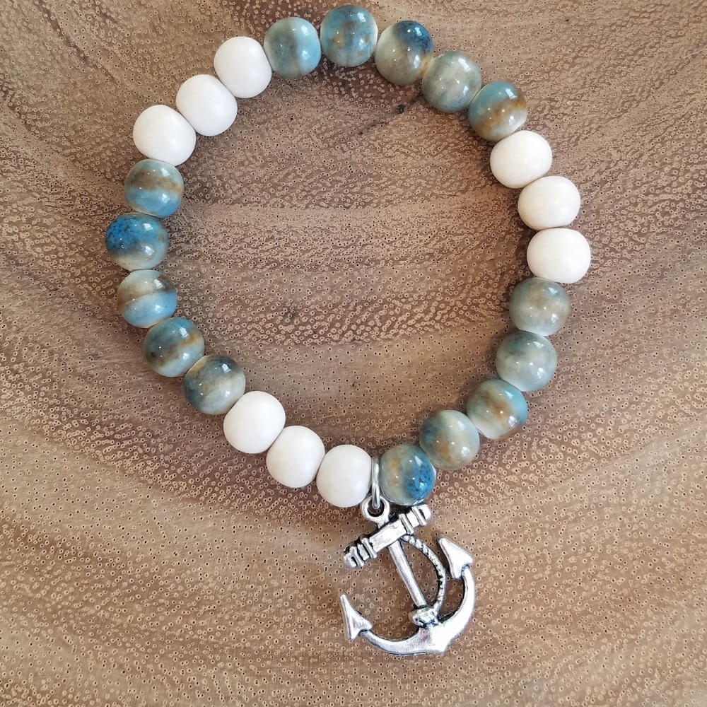 87RWD || Beaded bracelet w/ charm